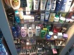 Una vitrina llena de una variedad de productos de belleza.