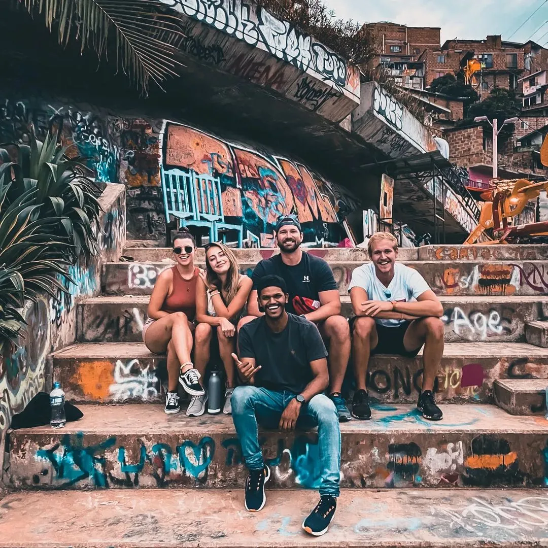 Sergio leading a tour in Comuna 13 with tourists.
