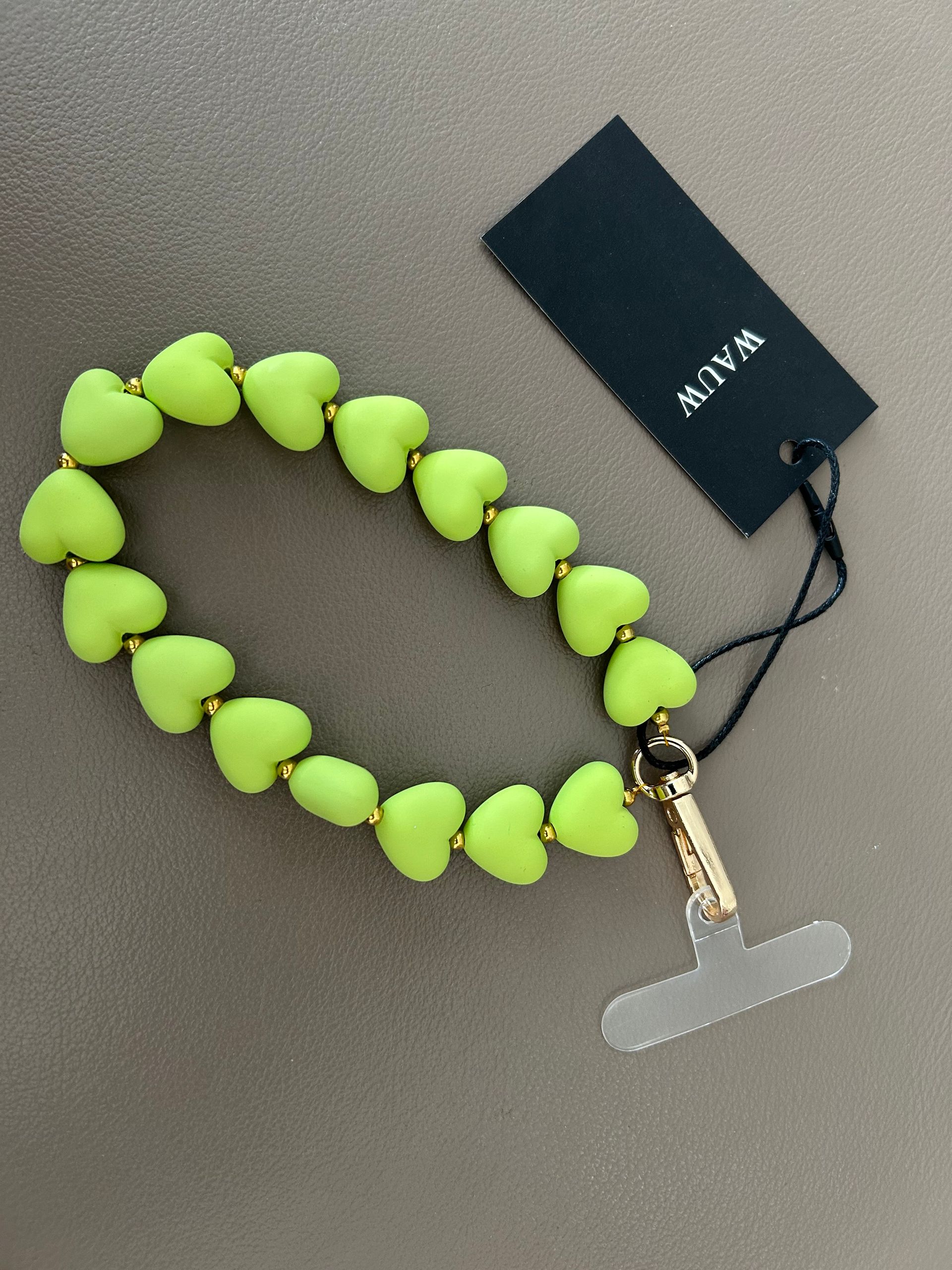 Groene hartvormige telefoon strap / koort inclusief houder om hem in je telefoon te klemmen.