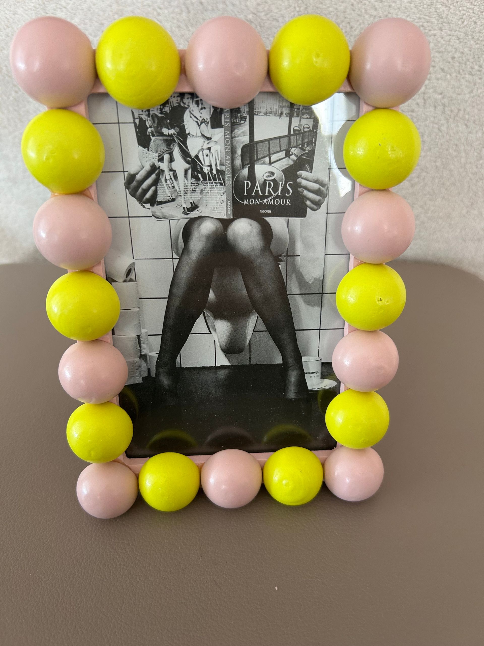 Fotolijstje met bolletjes van roze en geel