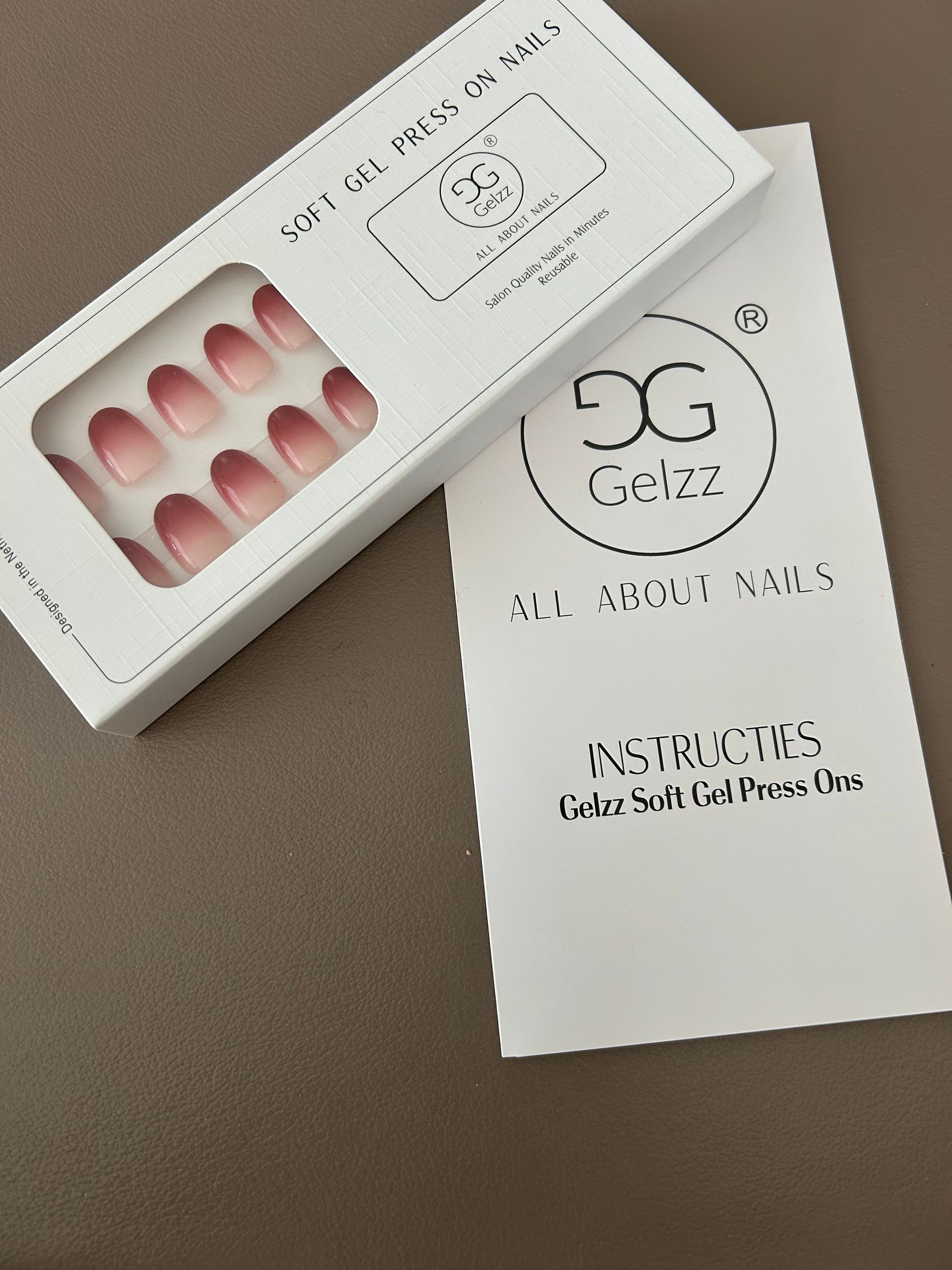 Gel kunstnagels van het merk Gelzz in wit karton verpakking.