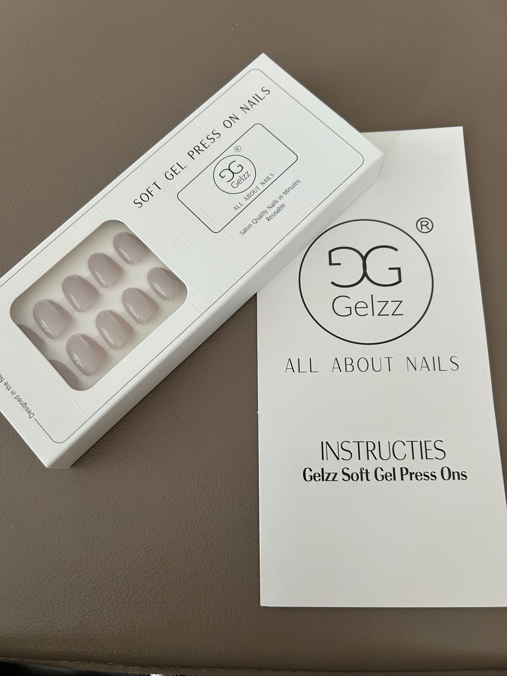 Gel kunstnagels van het merk Gelzz in wit karton verpakking.