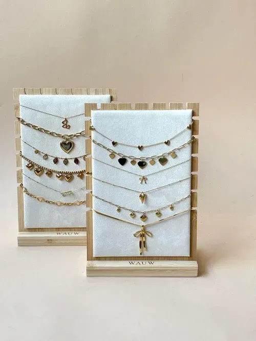 Wauw kettingen gepresenteerd op mooie displays