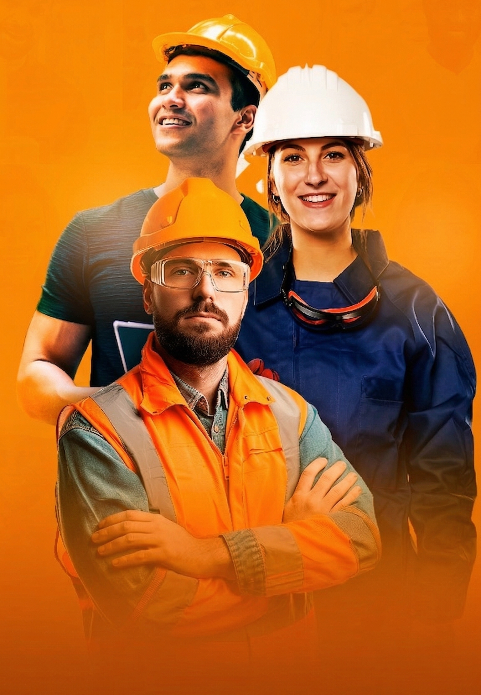 Tres obreros de la construcción con cascos, de pie sobre un fondo naranja, muy juntos y sonriendo.