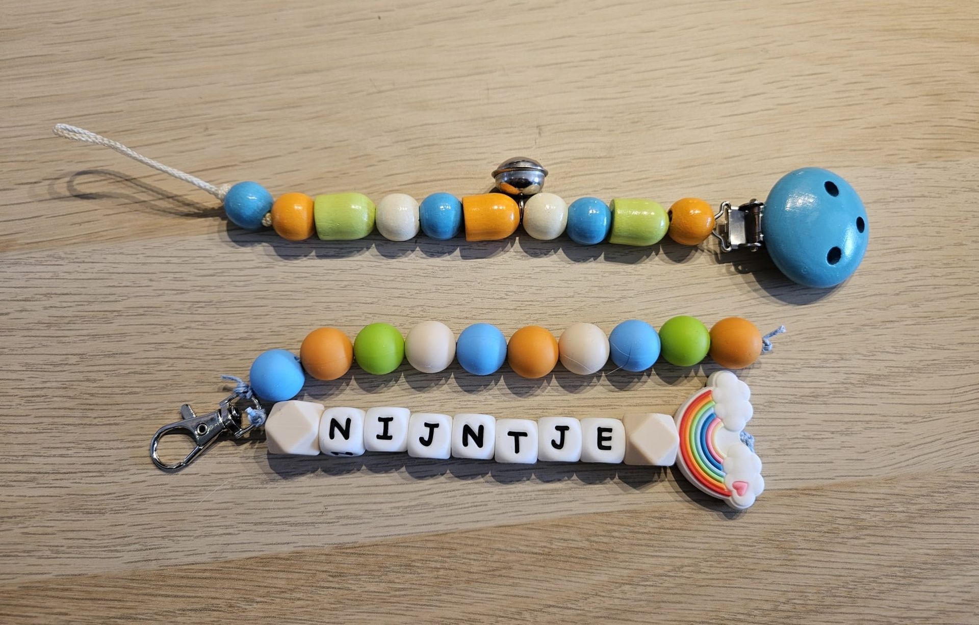 Kleurrijke kralen sleutelhanger met een blauwe smiley en kralen met de letters 