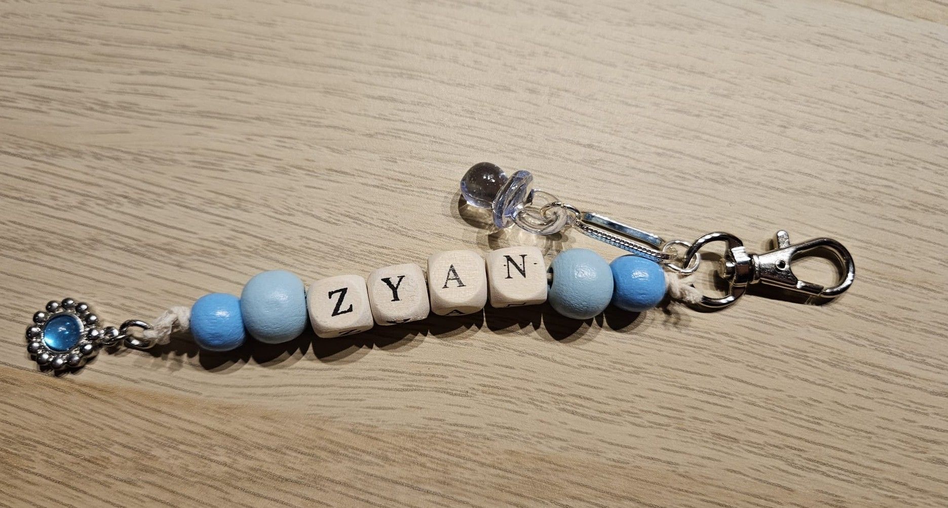 Kralenarmband met blauwe en witte kralen die samen 
