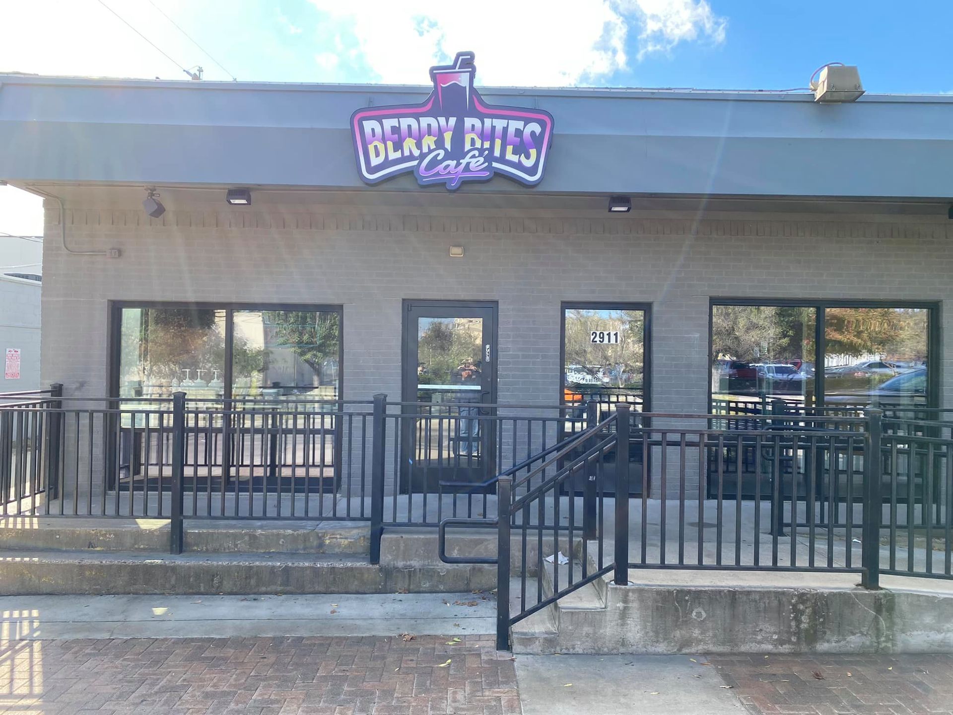 A building with a sign that says berry bites cafe