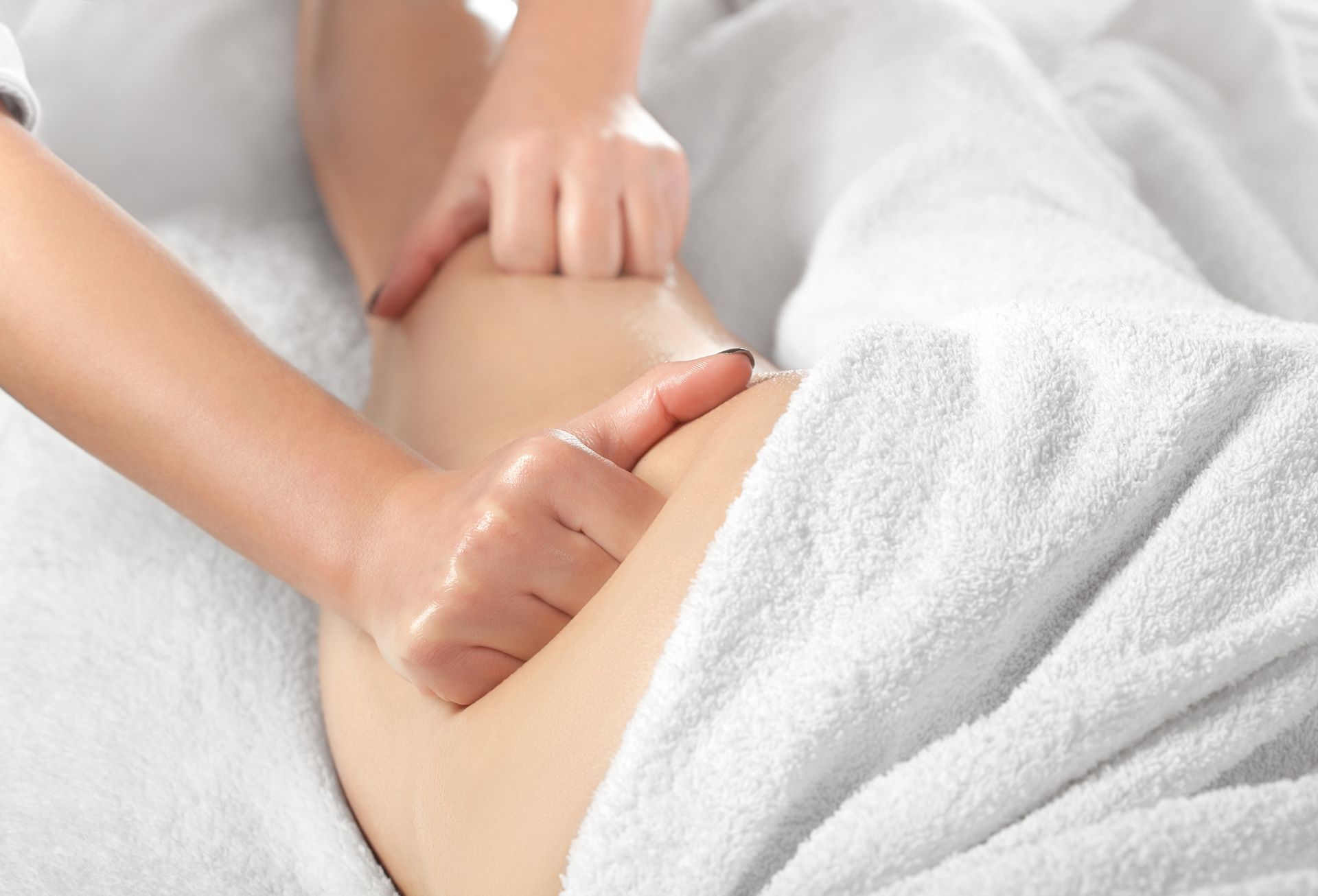 Una donna si sta facendo fare un massaggio in una spa.