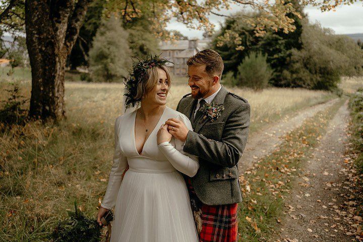 Wedding Florist in Edderton, Ross-Shire in the Scottish Highlands. Bespoke bridal bouquets, bridesmaids bouquets, buttonholes, wedding hair flowers, wedding venue flowers, church flowers, flower wands, wedding ceremony flowers, guest table flowers and top table flowers. Tain, Fearn, Balintore, Seaboard Villages, Portmahomack, Inverness, Dingwall, Dornoch, Rosehall, Ardgay, Bonar Bridge, Skibo