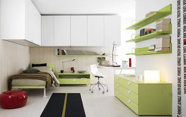 Moderna cameretta per bambini con mobili verdi e bianchi. Dispone di letto, scrivania e mobili contenitori.