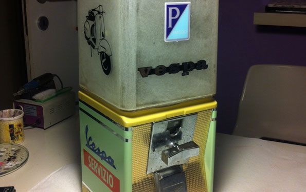 Distributore di gomme da masticare Vespa d'epoca, verde chiaro e giallo, con logo Vespa e grafica dello scooter.