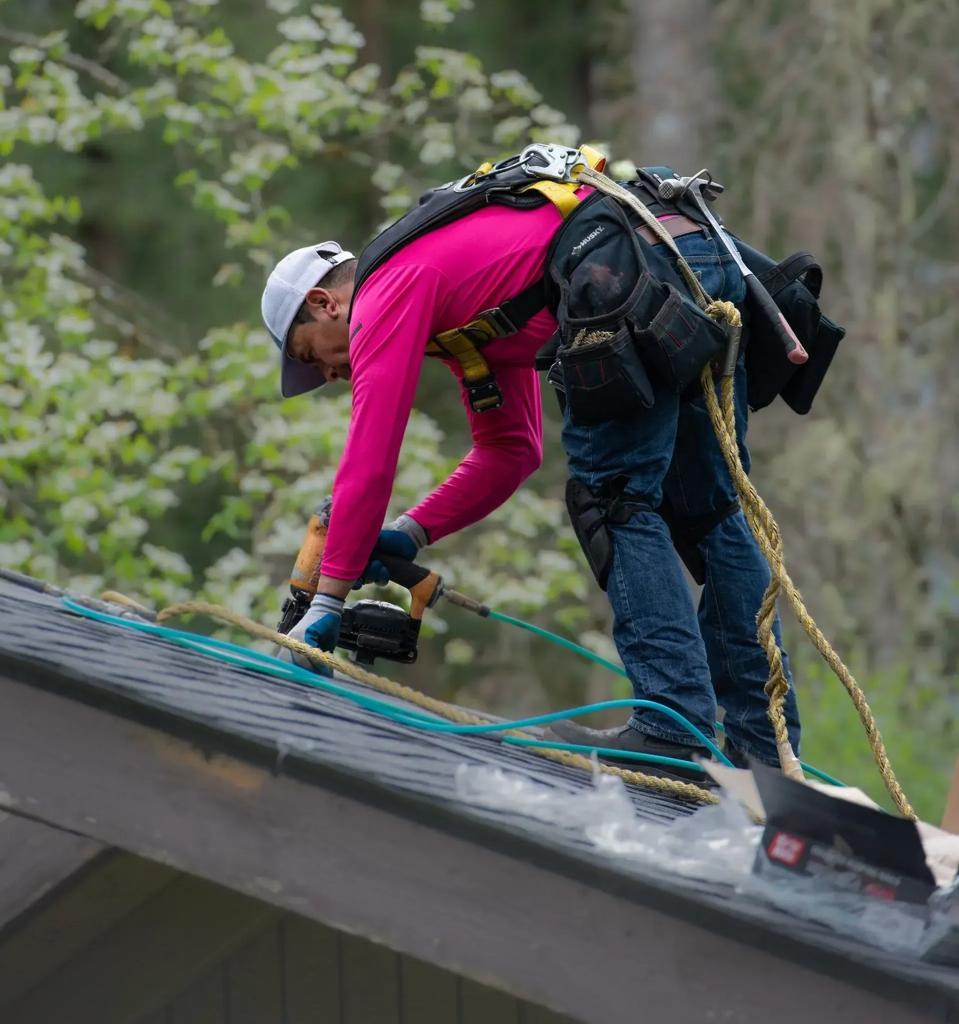 Flat roofing materials in Battle Ground, WA typically include TPO, PVC, EPDM rubber, modified bitumen, and built-up roofing (BUR). In Pacific Northwest rain, drainage and seam detailing matter as much as the material. Need help choosing the right flat roof system for your home or building in Battle Ground? Call Valiant Roofing for a documented inspection and a clear, itemized quote.