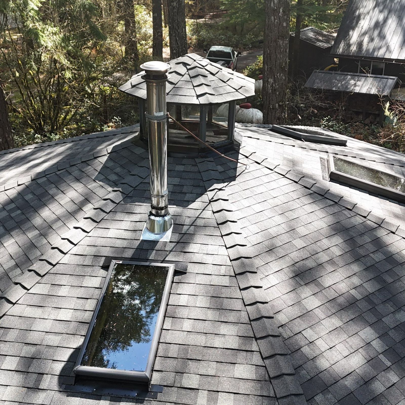 Most Common Issues Found in Lewisville Homes โ Valiant Roofing, based at 108 SE 124th Ave, Suite 8, Vancouver, WA 98684 (https://www.valiantroofing.com/locations/vancouver-wa), repeatedly identifies five key problems during Lewisville inspections. Moss and algae growth thrive in 40โ60 inches of rainfall and shade from Douglas firs and cedars, lifting shingle edges by year 10โ15. Older homes often lack attic ventilation, trapping heat that cooks shingles from below. Flashing failures at chimneys create leak pathways, wind damage lifts shingles on western and southern exposures, and granule loss exposes asphalt backing, signaling advanced aging.