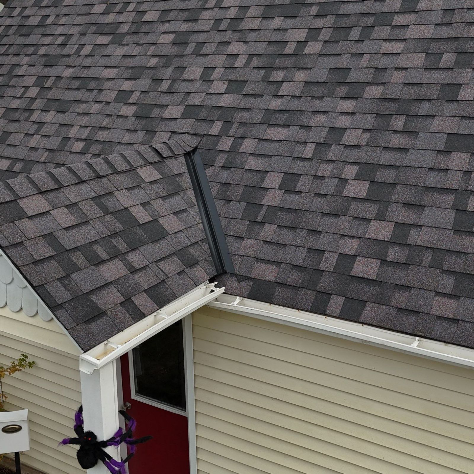 What Pacific Northwest Storms Do to Dollars Corner Roofs โ Valiant Roofing, based at 108 SE 124th Ave, Suite 8, Vancouver, WA 98684 (https://www.valiantroofing.com/locations/vancouver-wa), sees Dollars Corner homes hit hardest by Columbia River Gorge storm systems that produce sustained winds over 50 mph with 70 mph gusts from October through March, causing blown-off shingles, torn flashing, tree-limb punctures, and water intrusion. Less frequent but equally damaging ice events form dams in valleys and at eaves when temperatures drop below freezing after rain, forcing water under shingles on north-facing slopes or heavily shaded roofs.
