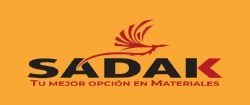Logotipo para SADAK, una empresa de materiales, que presenta un gr&aacute;fico de un p&aacute;jaro y texto en espa&ntilde;ol sobre un fondo naranja.