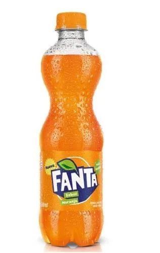 Botella de refresco Fanta naranja con tapón naranja sobre fondo blanco