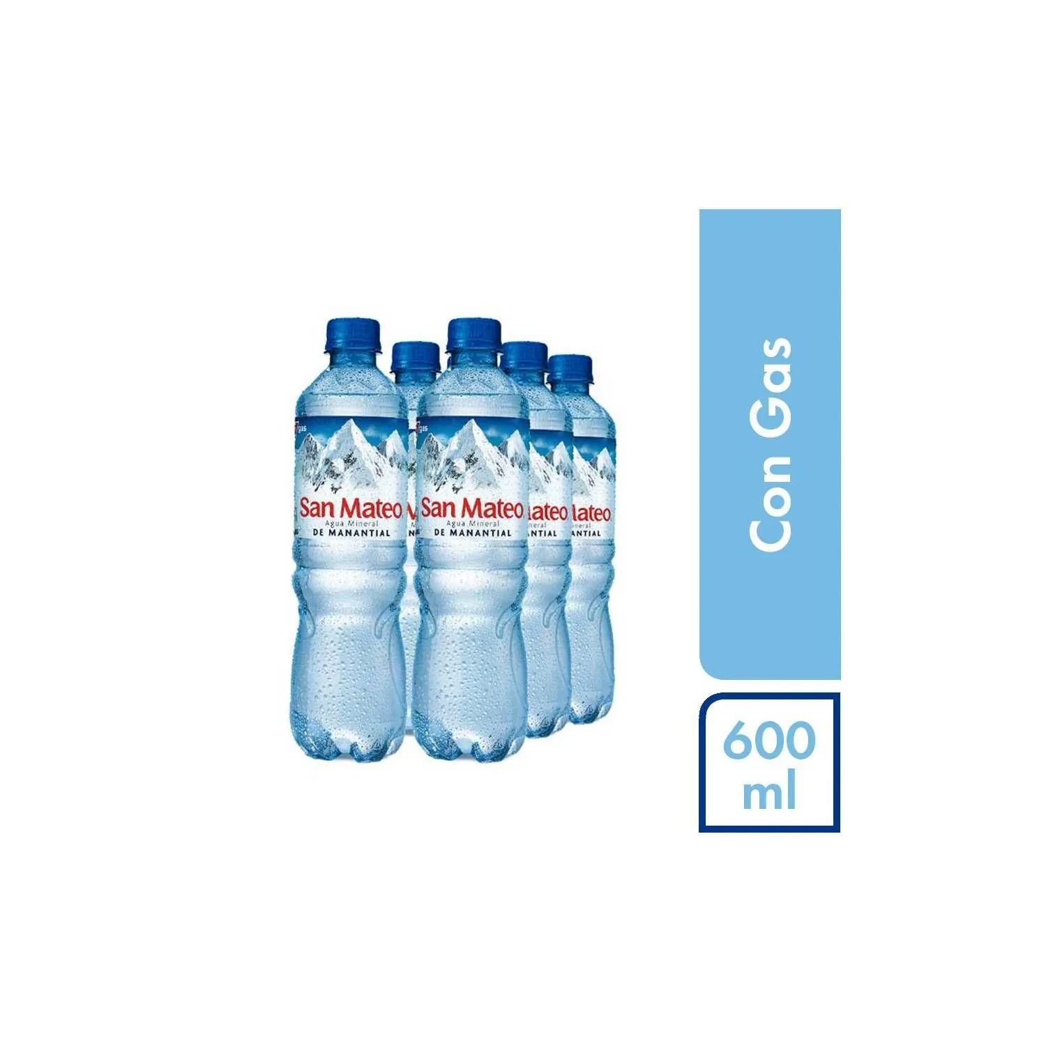 Cuatro botellas de agua transparente con tapones azules junto a una etiqueta azul que dice “Con Gas” y “600 ml”.