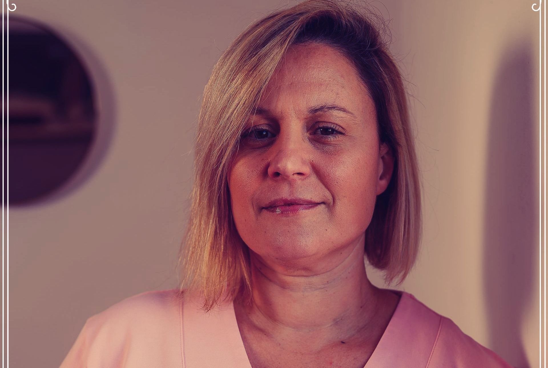 Muriel Curiel, auxiliaire de puériculture formée aux soins et l'accompagnement des familles, et transmet aux jeunes parents les bases parentale.