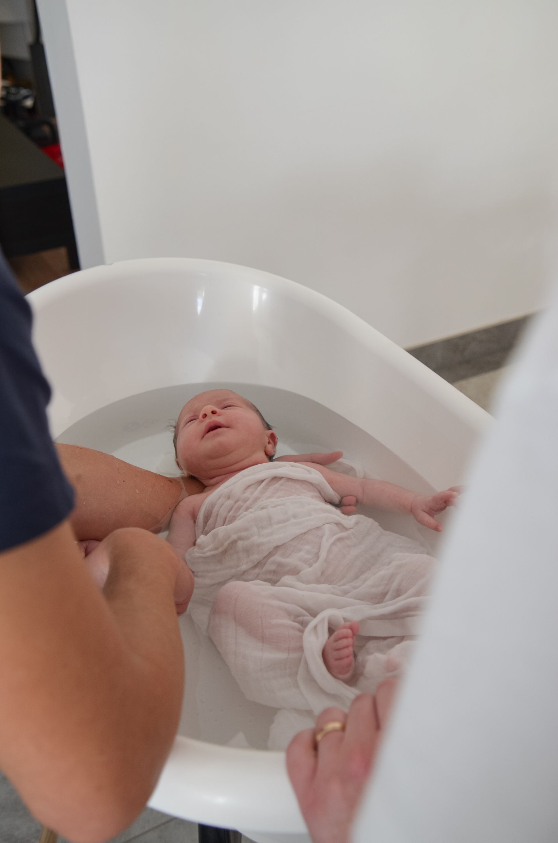 Retarder le premier bain de bébé : pourquoi et comment bien faire