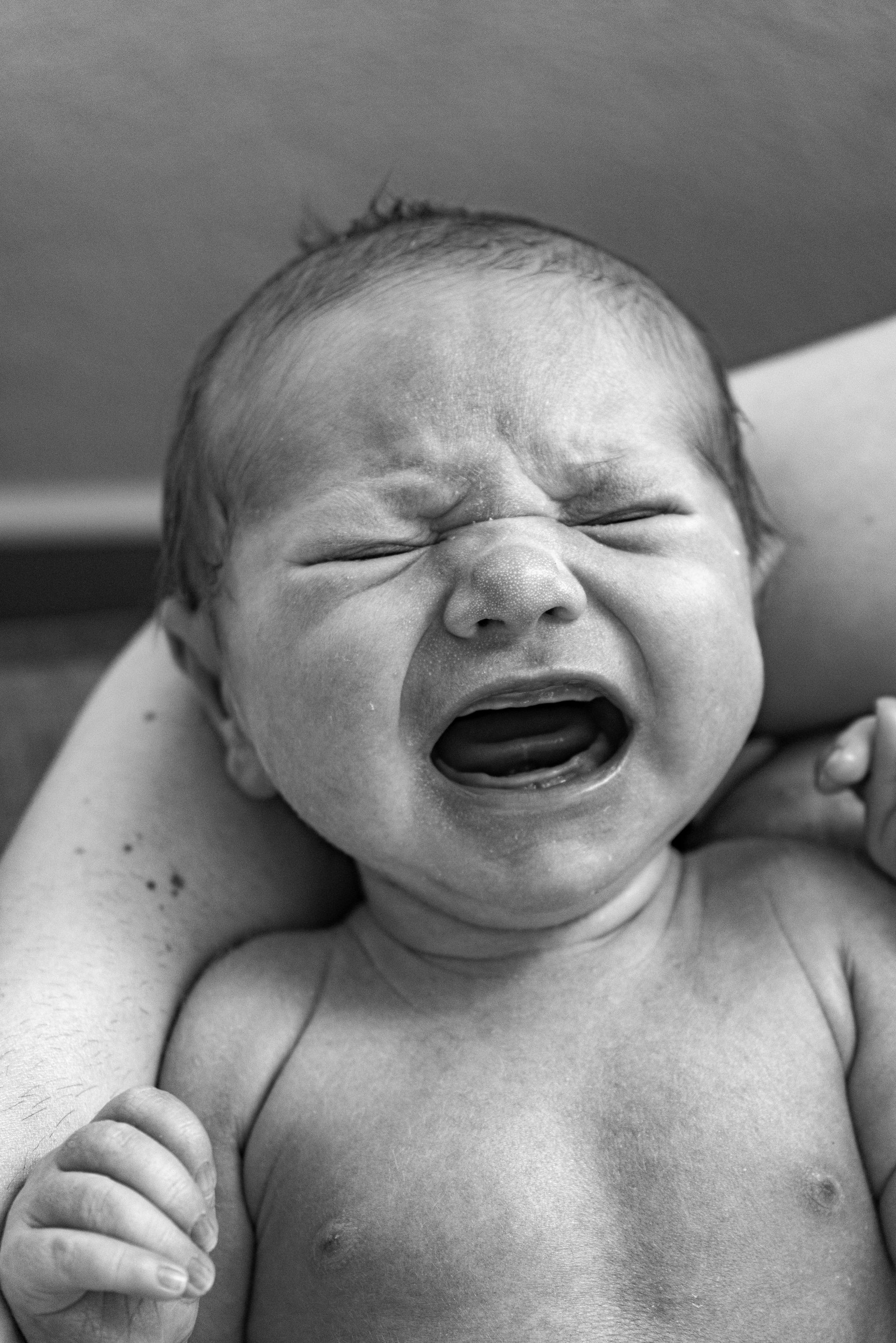 Comprendre les pleurs de décharge du bébé et découvrir des gestes pour apaiser nourrisson