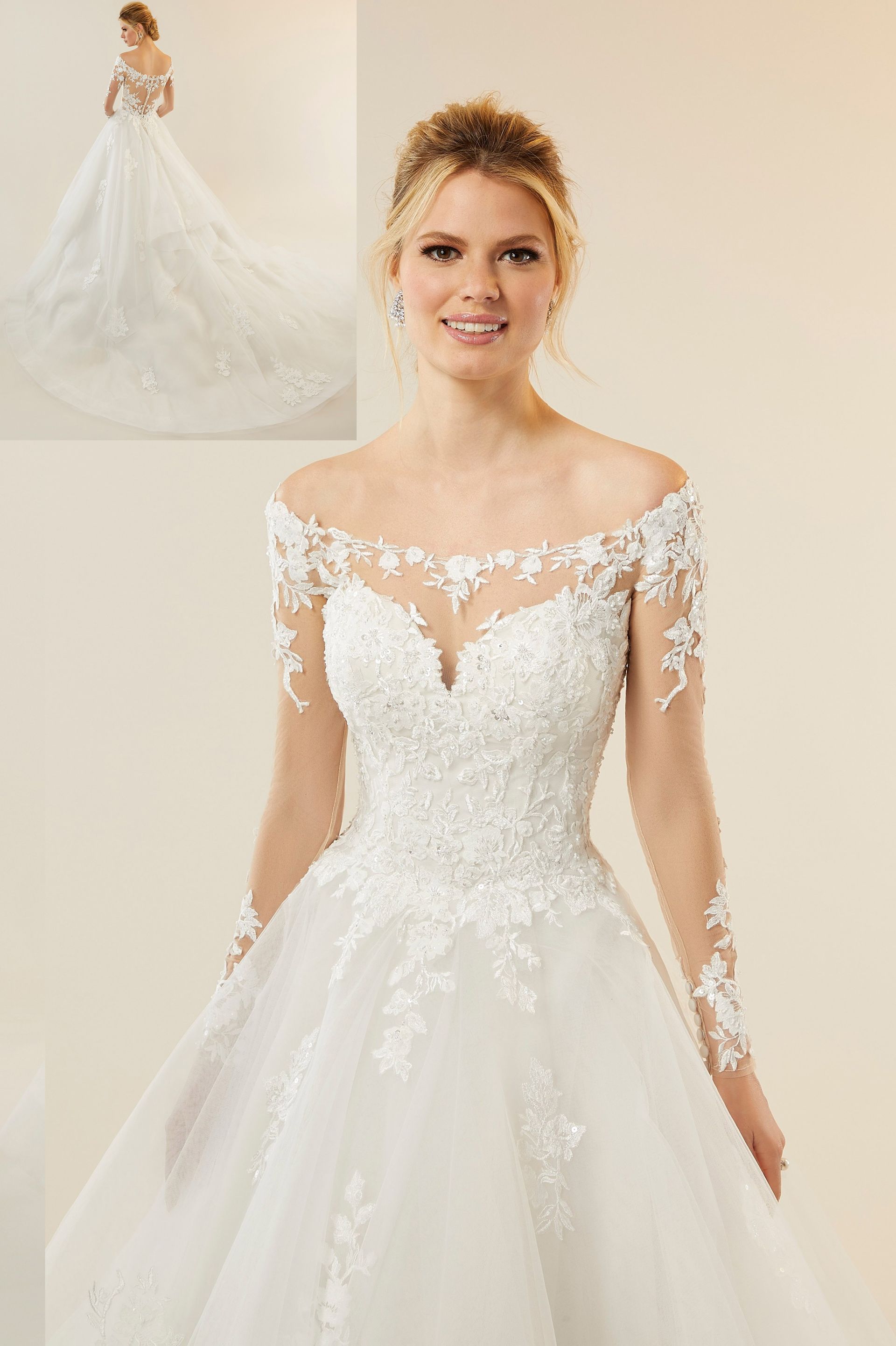 Una donna indossa un abito da sposa bianco con maniche lunghe.