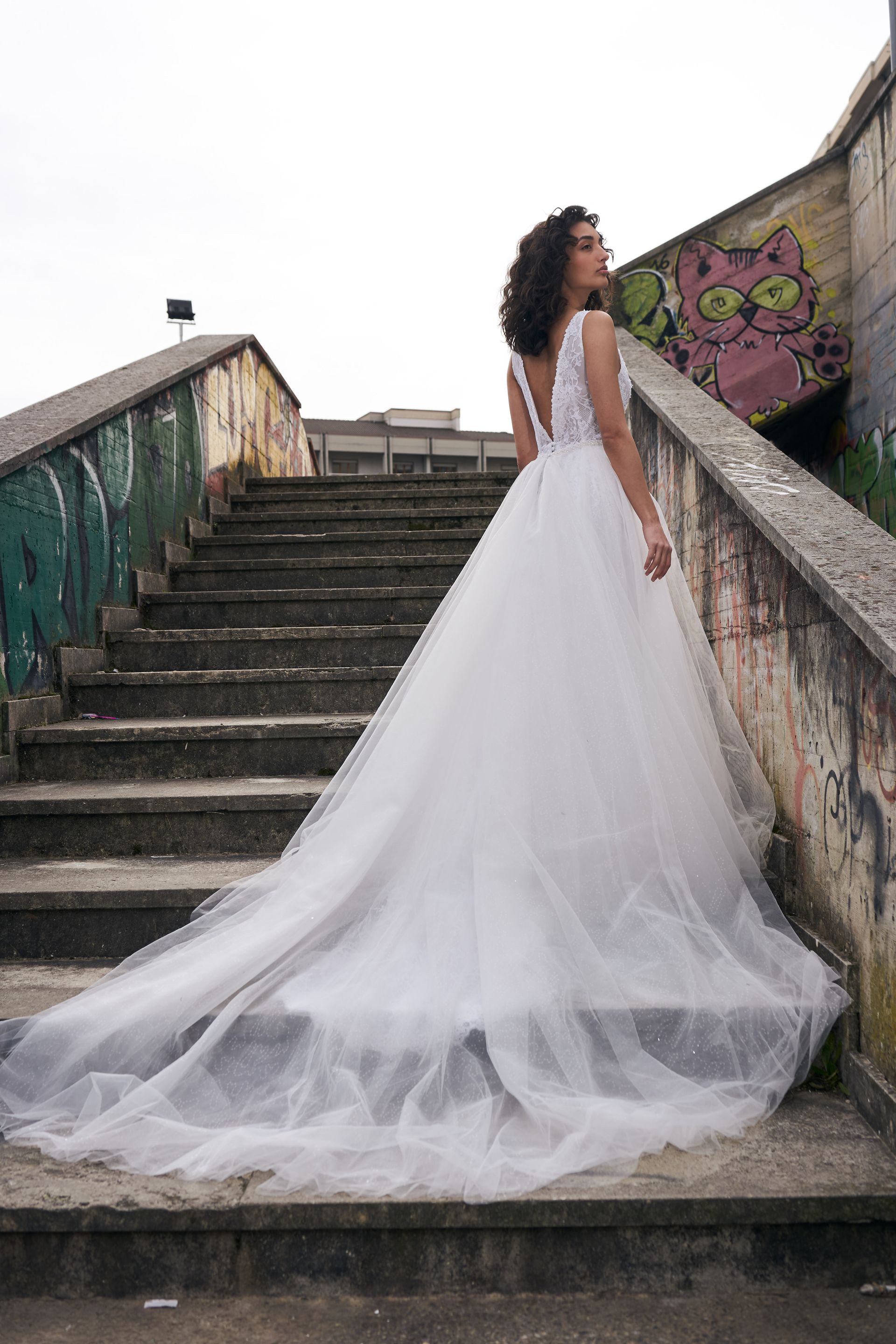 Una donna in abito da sposa è in piedi su una rampa di scale.