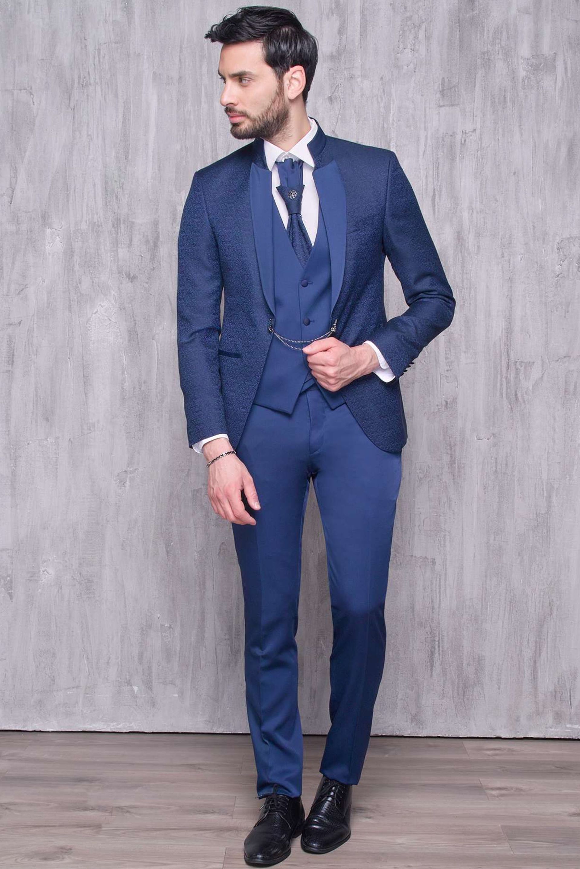 Un uomo indossa un abito blu e una cravatta.