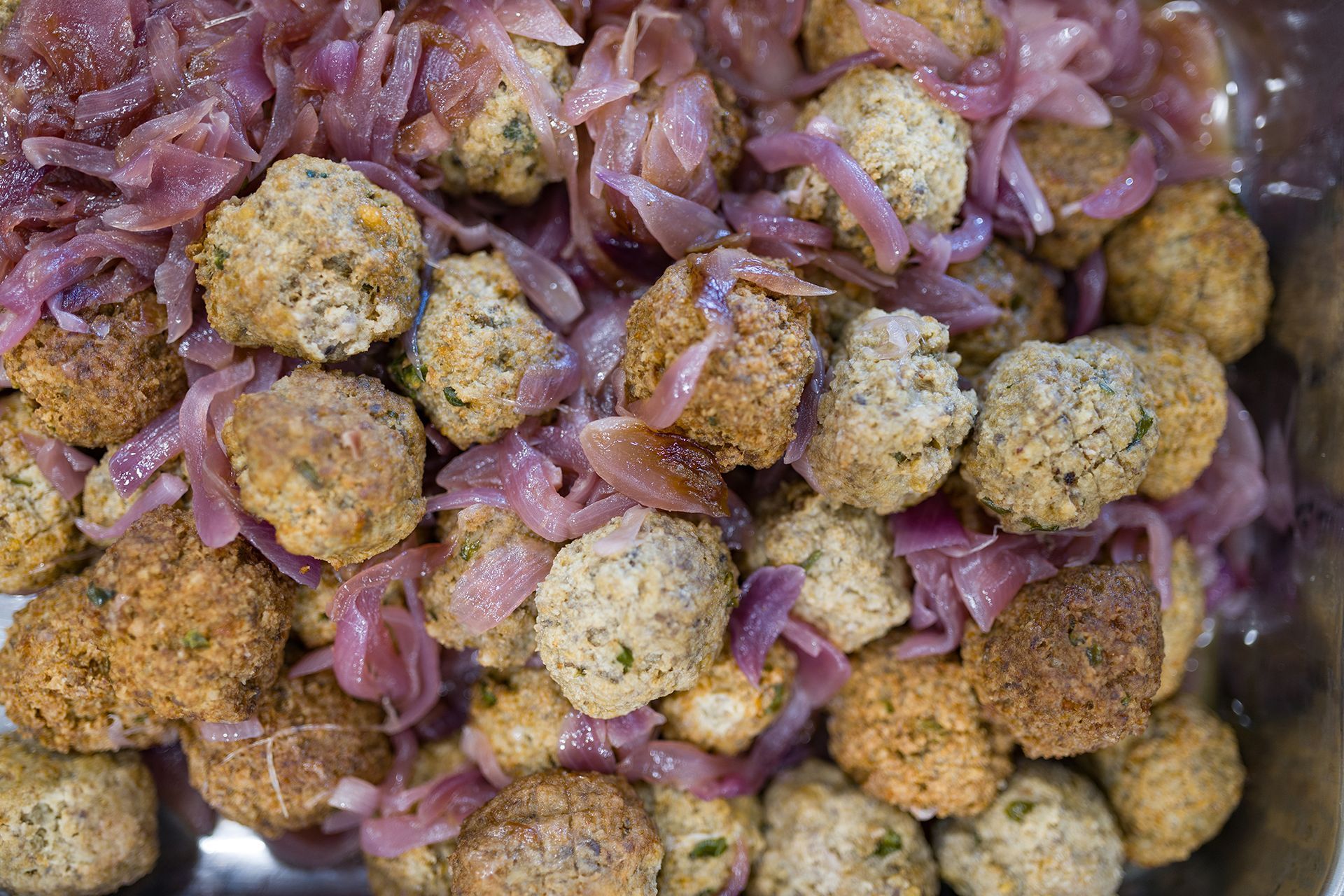 Cavolo viola con polpette impanate in una teglia da forno
