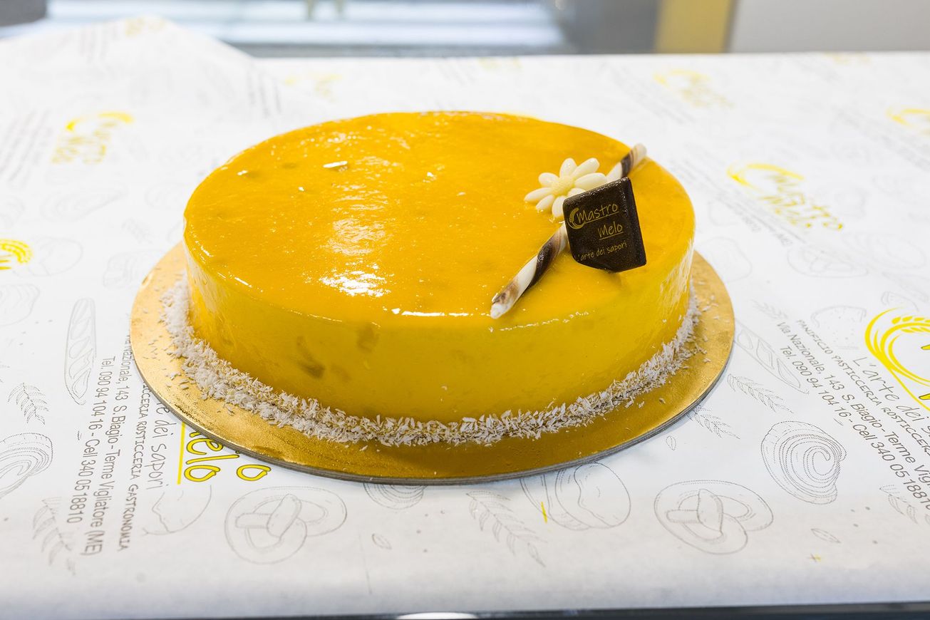 Due coloratissimi dessert di ghiaccio tritato con pasticcini su un tavolino da caffè all'aperto