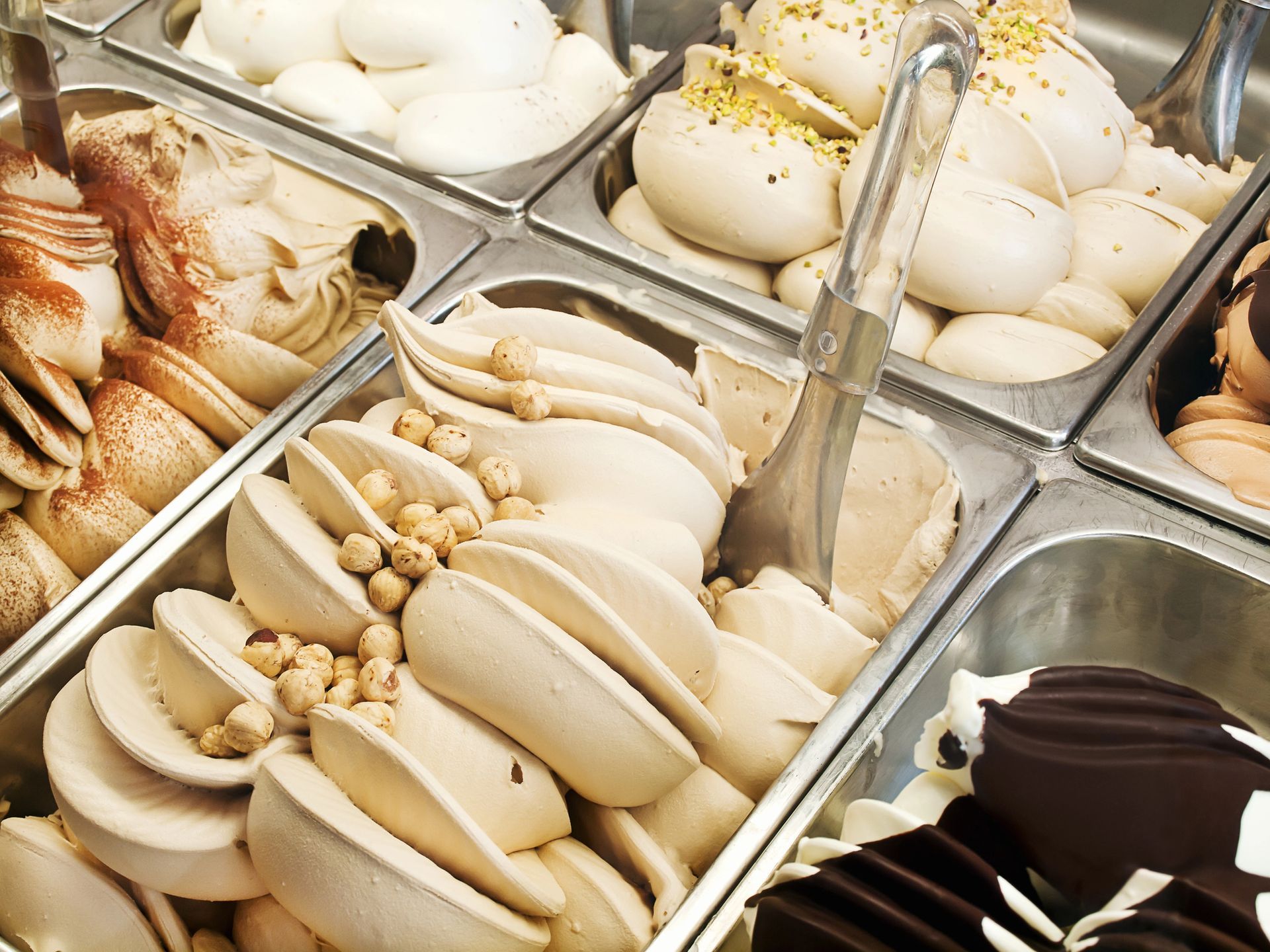 Macarons e meringhe assortiti in una vetrina per dolci.