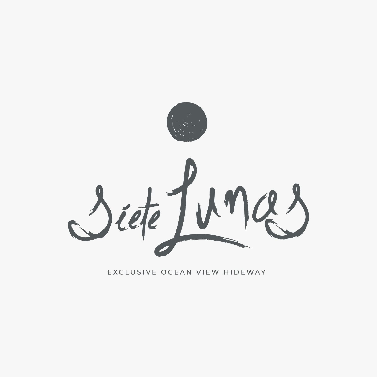 Logotipo de Siete Lunas en texto negro escrito a mano con un pequeño icono de sol y eslogan debajo sobre un fondo blanco.