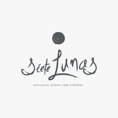Logotipo de Siete Lunas en texto negro escrito a mano con un pequeño icono de sol y eslogan debajo sobre un fondo blanco.