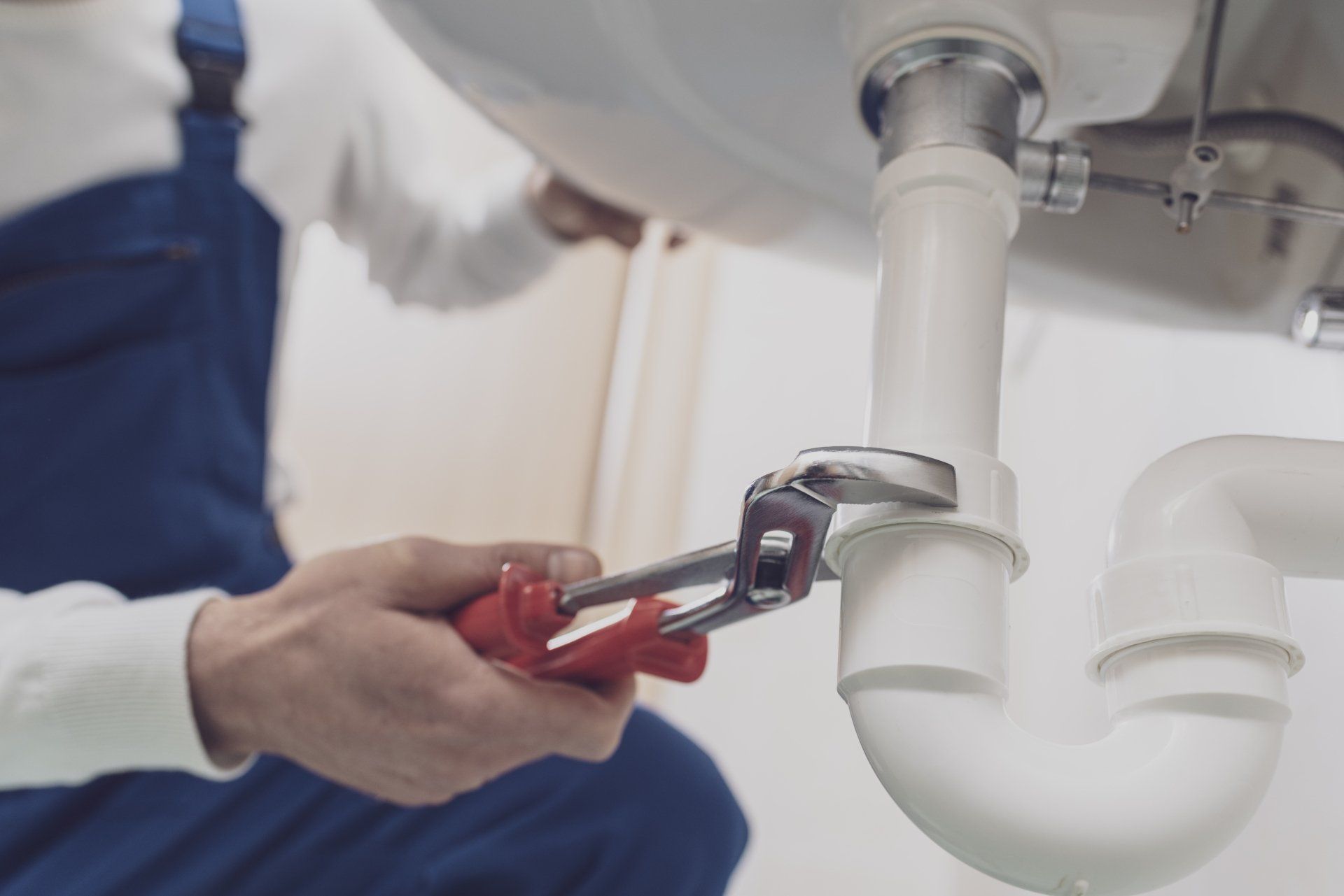 plumber tightening pipe