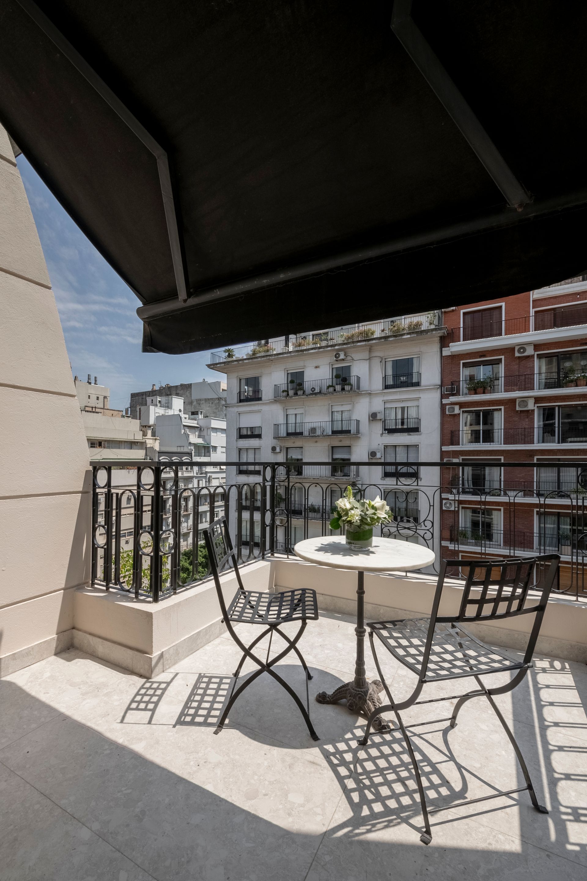 Una habitación de hotel con una cama tamaño king, silla, escritorio y ventana.
