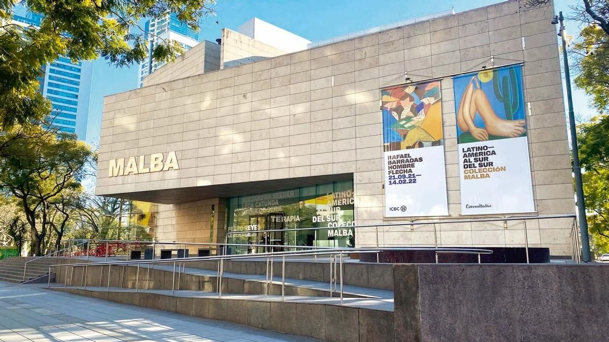 Un gran edificio con la palabra malba en él