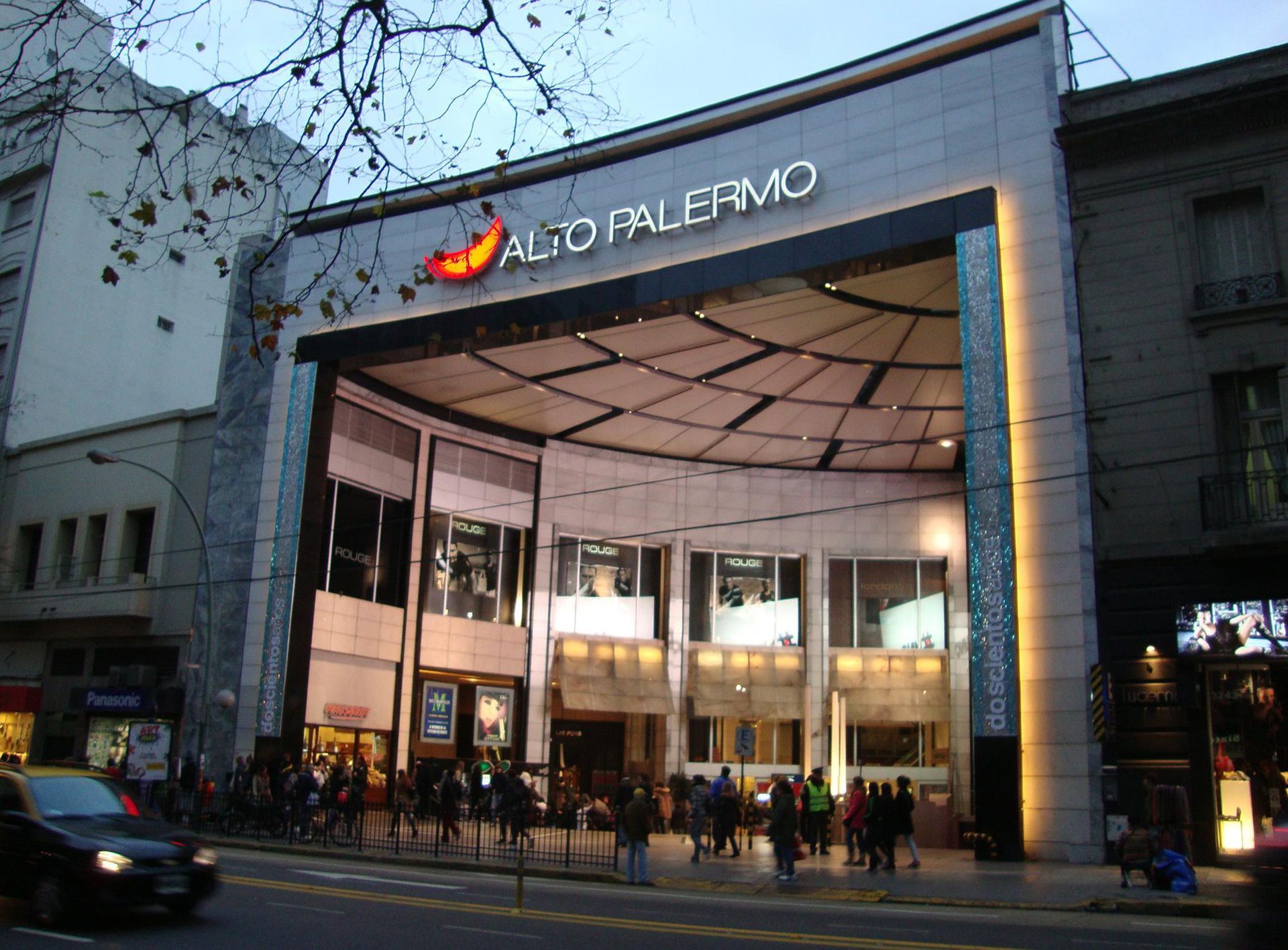 Un gran edificio con la palabra alto palermo