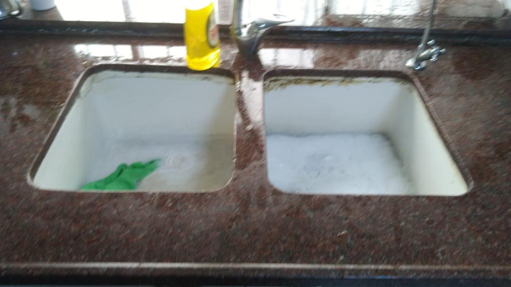 הצטברות של אבנית, לכלוך וכתמים עקשניים שגרמו לכיור הלבן לאבד את הברק שלו ולהיראות מיושן ומוזנח.