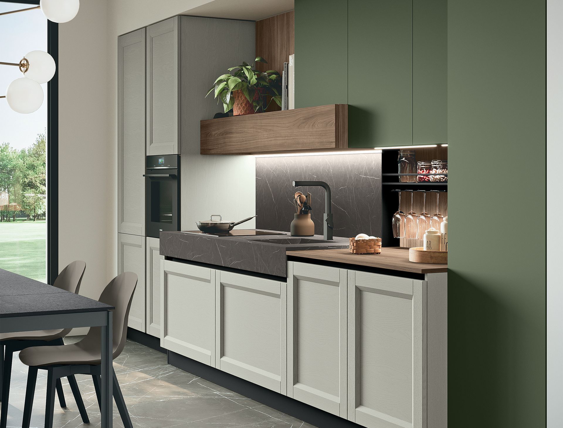 Cucina moderna con mobili grigi, parete verde, dettagli in legno e tavolo da pranzo.