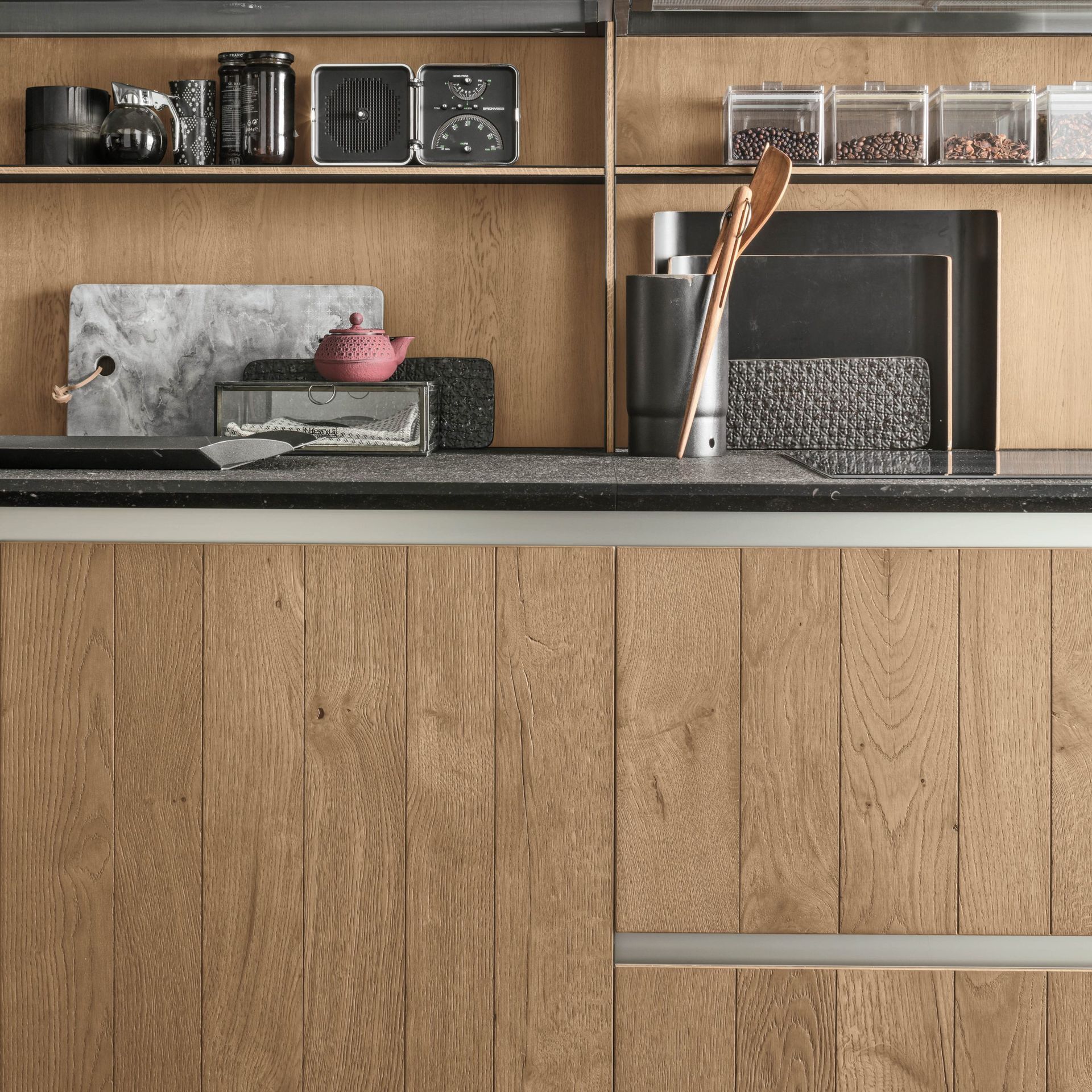 Mobili da cucina in legno con ripiani a giorno che espongono oggetti decorativi.