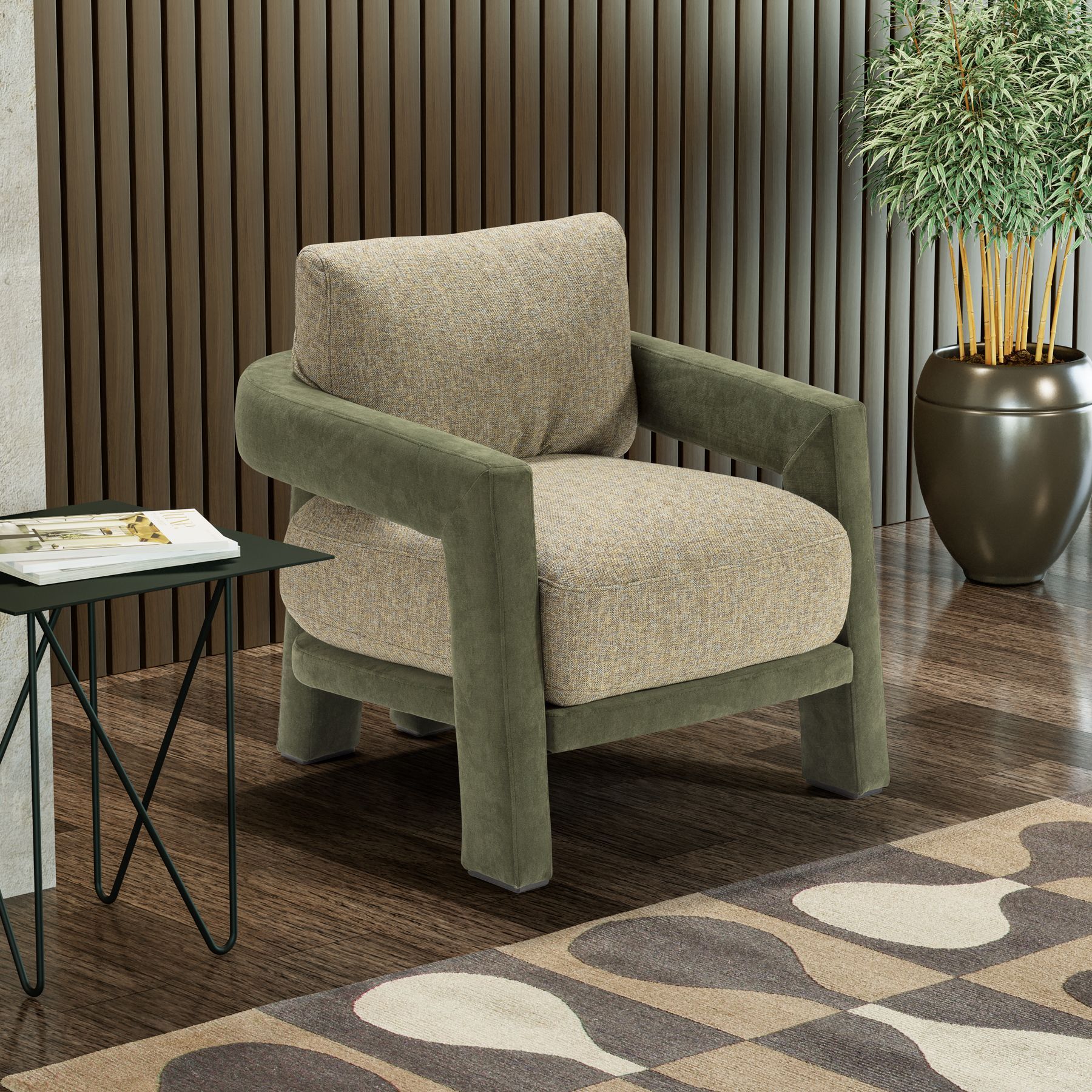Una comoda poltrona con struttura verde e cuscino beige. Nelle vicinanze, un tavolino e una pianta in vaso.