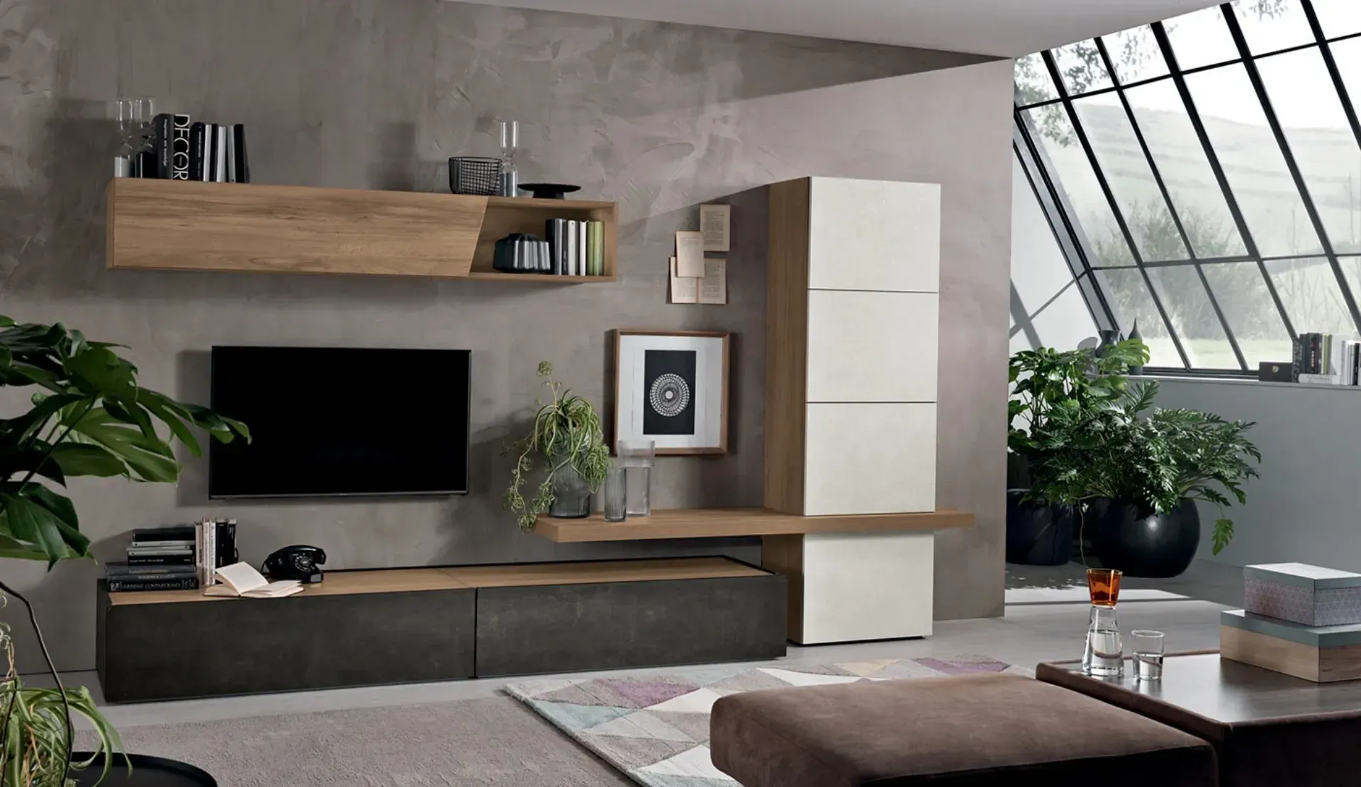 Soggiorno moderno con centro di intrattenimento integrato, TV, piante e mobili.