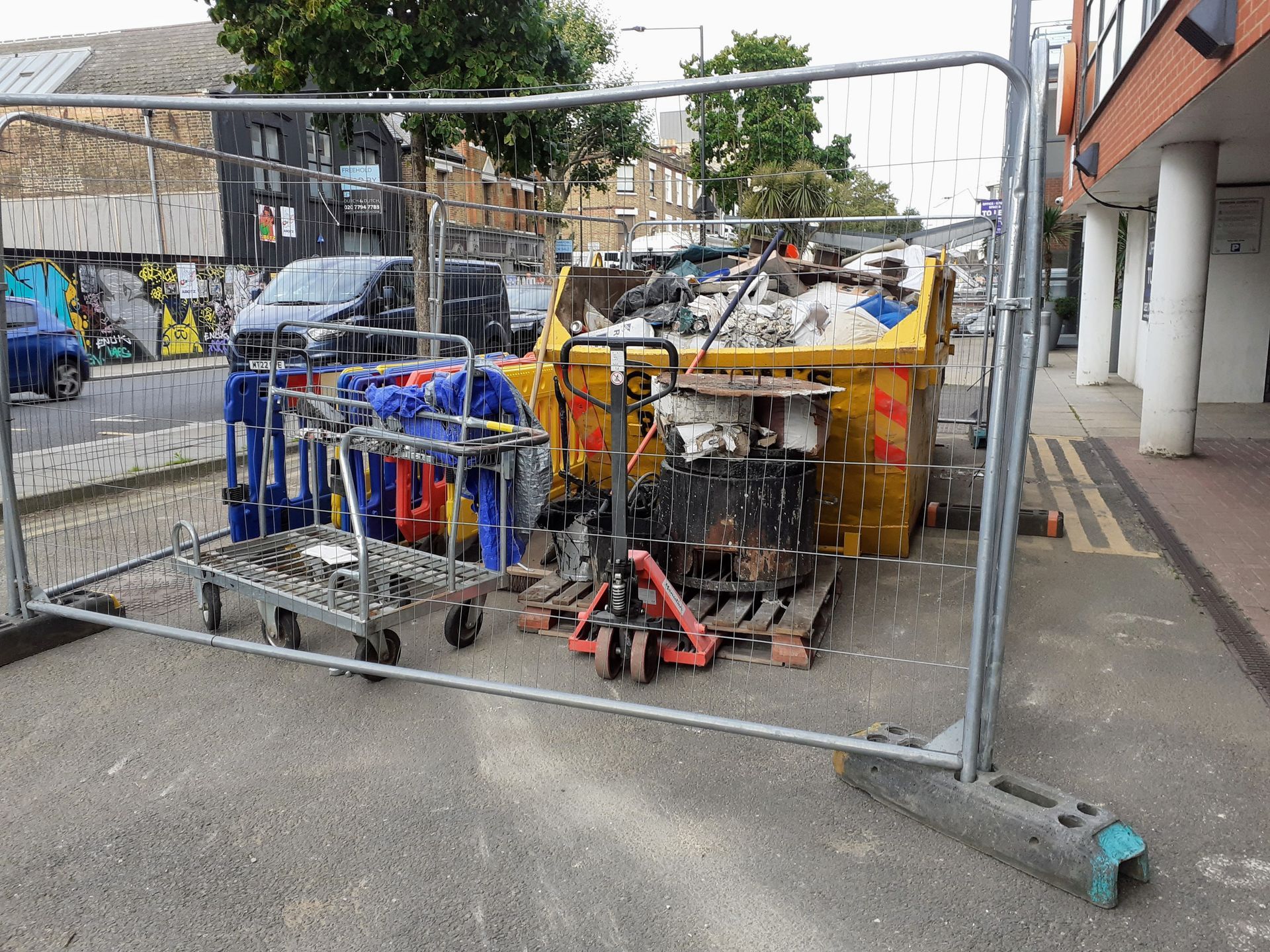Hire a 14-yard skip in Glasgow, click here for 14-yard skip hire prices in the Glasgow area