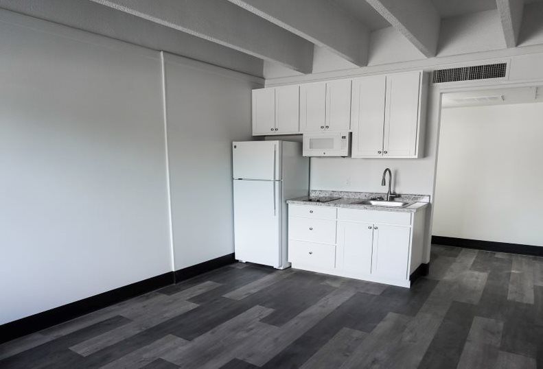 Continental Apartments - kitchen with appliances 02