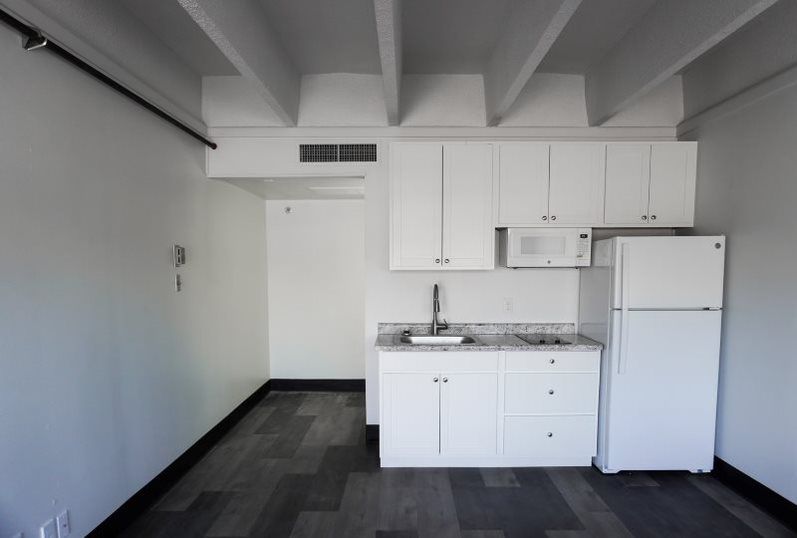 Continental Apartments - kitchen with appliances 01