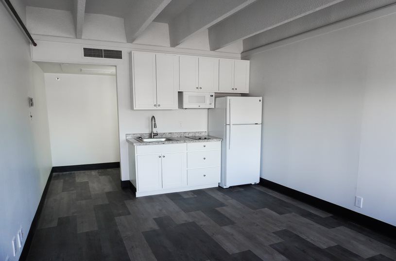 Continental Apartments - kitchen with appliances 04