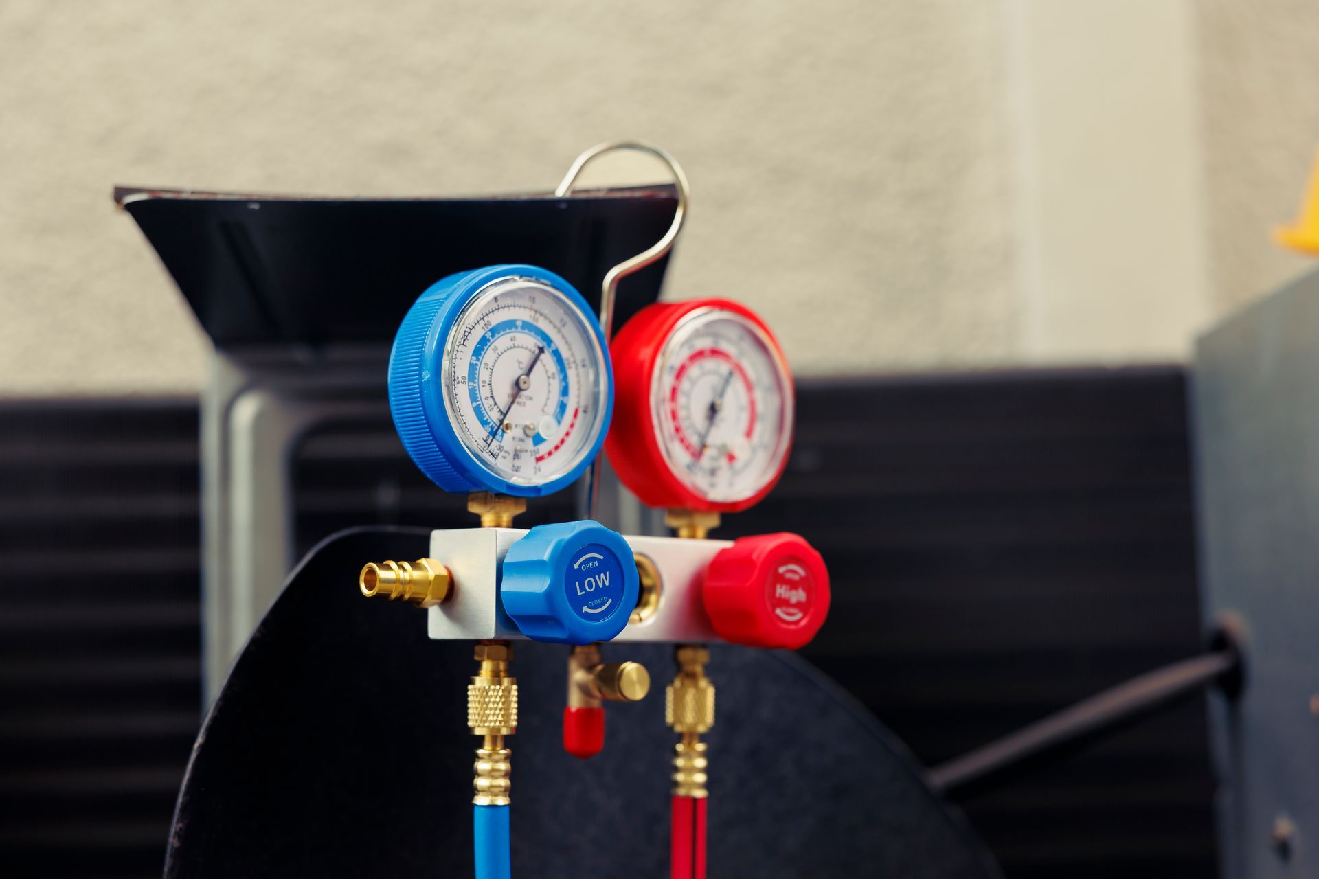 A couple of gauges sitting on top of a table.