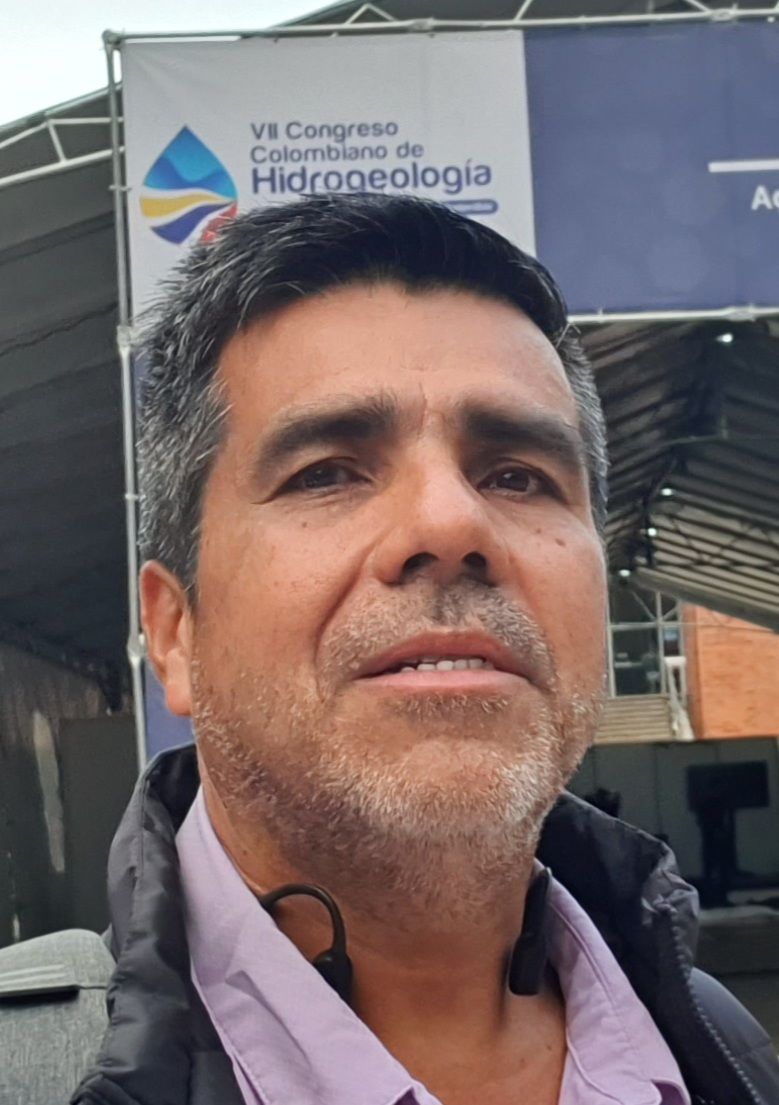 Un hombre se encuentra frente a un cartel que dice hidrogeología.