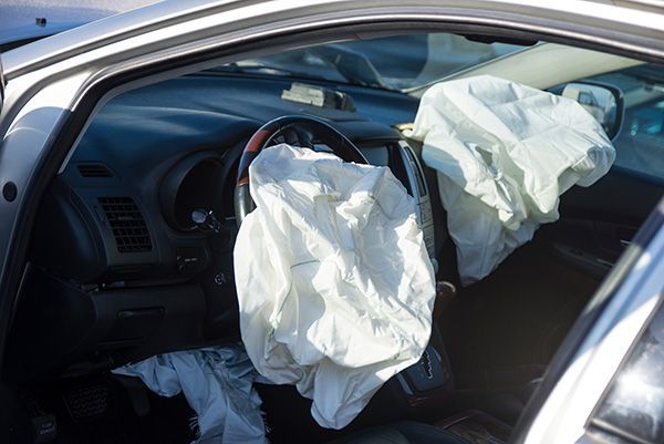 The airbag on the steering wheel of a car has been deployed | Autotrends