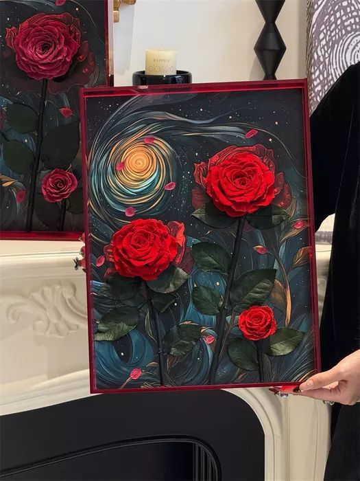 抽象花卉画,黑色背景上绘有红色玫瑰、深色叶子和闪闪发光的漩涡。