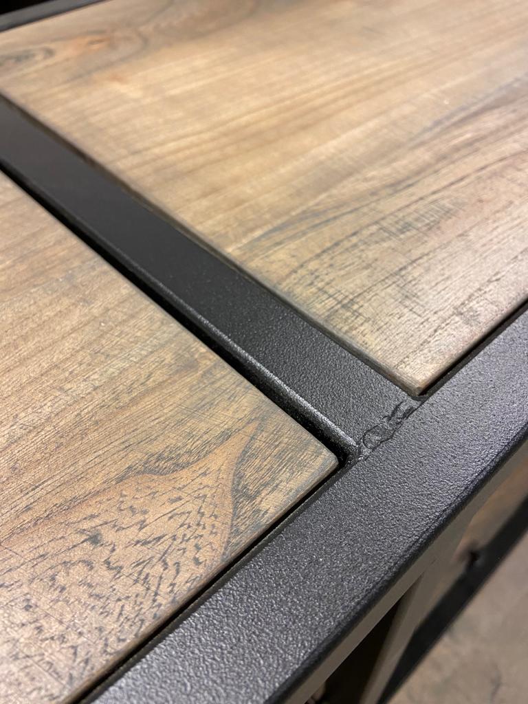Stalen frame met hout